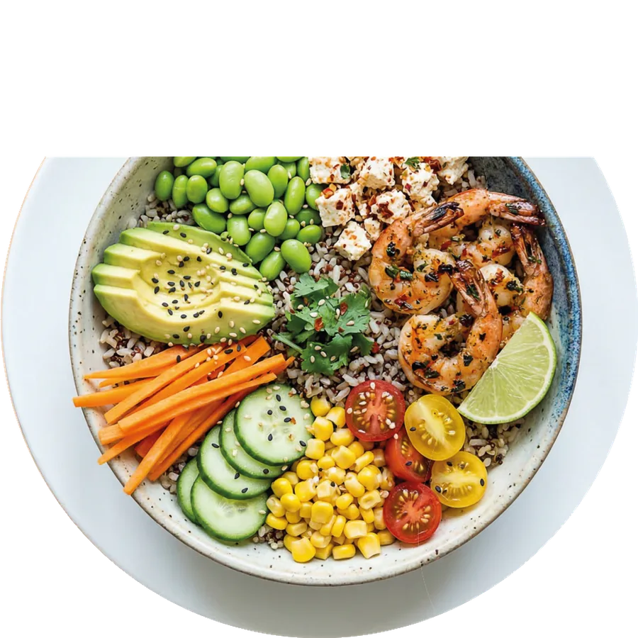 Aloha Bowl mit Scampi, Avocado, Edamame, Mais und Cherrytomaten