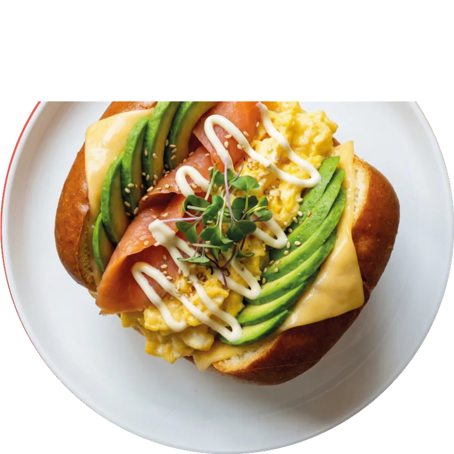 Egg Drop Sandwich Renaissance auf Brioche mit Rührei, Avocado und Bacon